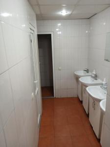 ein Badezimmer mit zwei Waschbecken und zwei Toiletten in der Unterkunft Optimal 1 in Kiew
