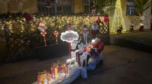 une exposition de lumières et de décorations de Noël dans un bâtiment dans l'établissement Fontana Comfort Apartment, à Castelnuovo del Garda 26 autres photos