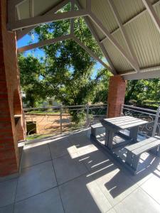 einen Picknicktisch auf einer Terrasse mit einem Dach in der Unterkunft Bed In Die Boord in Orania + 12 Fotos