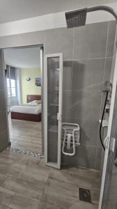 Phòng tắm tại Massilia hôtel