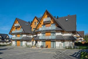 un gran edificio con techo de gambrel en Apartamenty Odkryj-Bialke, en Białka Tatrzanska