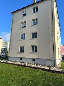 Un edificio alto con ventanas a los lados. en Charmante 2-Zimmer-Wohnung, en Eisenstadt