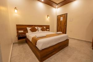 Postel nebo postele na pokoji v ubytování Hotel Relax Inn Ganga Rishikesh + 17 fotografií