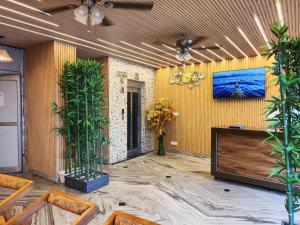 TV a/nebo společenská místnost v ubytování Hotel Relax Inn Ganga Rishikesh