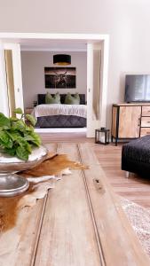 une chambre avec un lit et un parquet dans l'établissement Ferienwohnung Seelenruh, à Falkensee