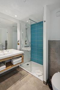 Koupelna v ubytování Akena Nantes Rezé Aéroport + 37 fotografií