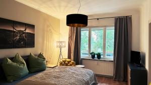 une chambre avec un lit et une fenêtre dans l'établissement Ferienwohnung Seelenruh, à Falkensee 29 autres photos