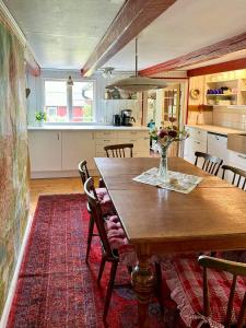 Kuchyň nebo kuchyňský kout v ubytování 1700-Talshus Med Glasveranda I Småland