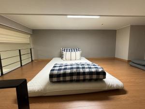 Giường trong phòng chung tại Modern Style Duplex Room