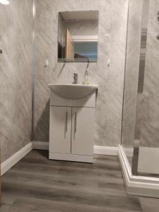 Et badeværelse på Modern New Build 2 Beds, Sofa Bed, Parking