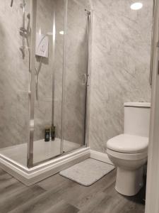 Et badeværelse på Modern New Build 2 Beds, Sofa Bed, Parking