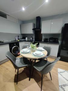 Køkken eller tekøkken på Modern New Build 2 Beds, Sofa Bed, Parking