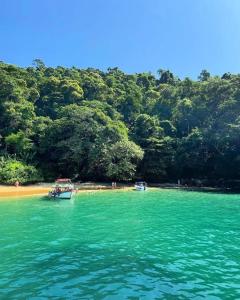 Φυσικό τοπίο κοντά σε αυτό το πλωτό κατάλυμα