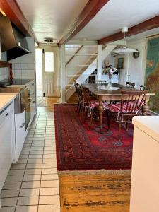 Kuchyň nebo kuchyňský kout v ubytování 1700-Talshus Med Glasveranda I Småland + 31 fotografií