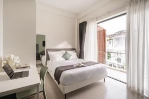 Una cama o camas en una habitación de CityHouse - Bellita Kiều Đàm