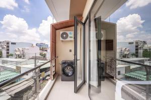 Un balcón o terraza en CityHouse - Bellita Kiều Đàm