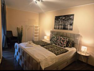 Hafenperle Ferienwohnung am Alten Stadthafen in Oldenburg - Zentrale City Lage في أولدنبورغ: غرفة نوم بسرير كبير وعليها مصباحين +23 صورة