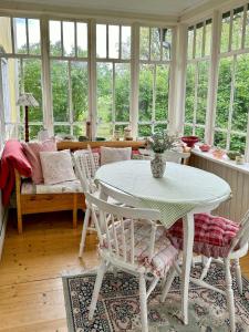 Posezení v ubytování 1700-Talshus Med Glasveranda I Småland