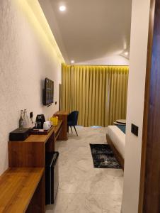 een hotelkamer met een bed en een bureau bij Amritara Chakra River Resort in Mohan Chatti