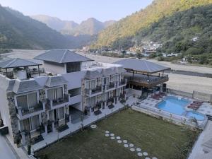 een luchtfoto van een huis met een zwembad bij Amritara Chakra River Resort in Mohan Chatti