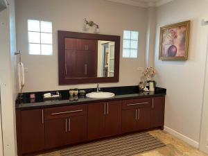 Et badeværelse på Vacation Garden Villa + 81 billeder