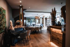 Un comedor con mesa y sillas en Hotel Saint-Hubert, en Hambach