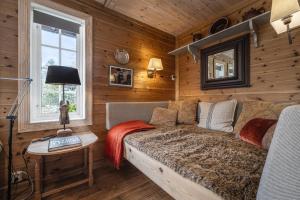 een woonkamer met een bank en een raam bij Charming cabin in Hemsedal Golf Alpin - ideal for families, fishing & skiing in Granheim