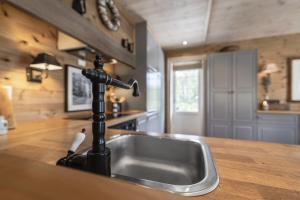 een aanrecht met een wastafel en een wastafel bij Charming cabin in Hemsedal Golf Alpin - ideal for families, fishing & skiing in Granheim +39 foto's
