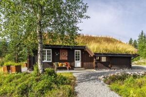 een huis met een grasdak bij Charming cabin in Hemsedal Golf Alpin - ideal for families, fishing & skiing in Granheim