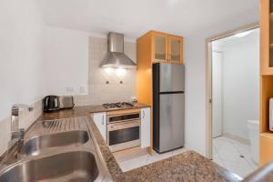 Kuchyň nebo kuchyňský kout v ubytování The Lakes Escape - Resort Living by Botanic Gardens