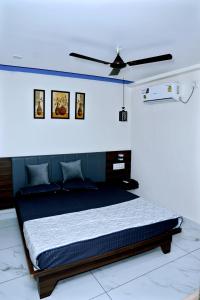 a large bed in a room with a ceiling at hotel cloud 20 in Jambusar +13 photos