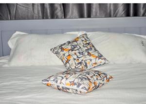 almohada sobre la cama en The Verdant suites, en Kakamega