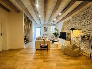 un soggiorno con un divano e una TV di Casa Bohème Chic ad Angers