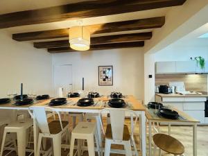 una cucina con ampia isola e sgabelli bianchi di Casa Bohème Chic ad Angers