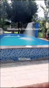 Glass House Yelagiri في ييلاجيري: حمام سباحة في فيلا مع