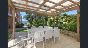 Κήπος έξω από το 2Bdr Beachfront Apartment - First Bay Coolum