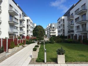 a park in front of some apartment buildings at Platan 17 in Świnoujście