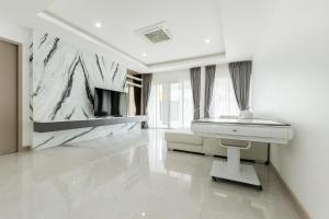 Μια τηλεόραση ή/και κέντρο ψυχαγωγίας στο 芭提雅独栋阳光别墅 带私人泳池 靠近中天海滩 4卧室5卫2厅 度假首选56