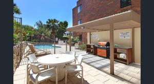 Πισίνα στο ή κοντά στο 2Bdr Beachfront Apartment - First Bay Coolum +5 φωτογραφίες