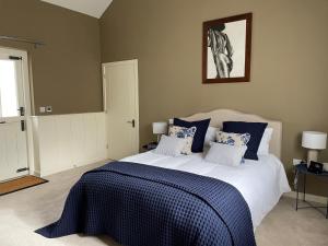 En eller flere senge i et værelse på Martley Hall Estate by Group Retreats + 26 billeder