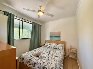 Кровать или кровати в номере Beachside Cabin No 1 at Island Beach