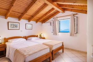 En eller flere senge i et værelse på Villa Alexandros by Villa Plus + 34 billeder