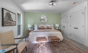 ein Schlafzimmer mit einem großen Bett und zwei Stühlen in der Unterkunft Canyon Crest Grand Chalet with Snowbird Access in Sandy