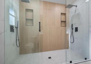 eine Dusche mit Glastür im Badezimmer in der Unterkunft Canyon Crest Grand Chalet with Snowbird Access in Sandy + 14 Fotos