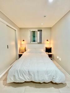 Postel nebo postele na pokoji v ubytování 운서역 홈호스텔 더블룸