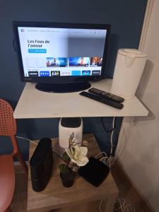 einem Computermonitor auf dem Schreibtisch in der Unterkunft Le Nid, petit studio cosy et central in Besançon