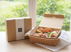 een mand met eten naast een doos bij Kamishichiken Oku in Kyoto