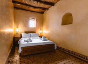 Una cama o camas en una habitación de Riad TAWALA Surfing Mind 43 fotos más