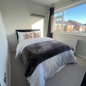 Postel nebo postele na pokoji v ubytování Stylish family home with cinema-style lounge near Blackpool