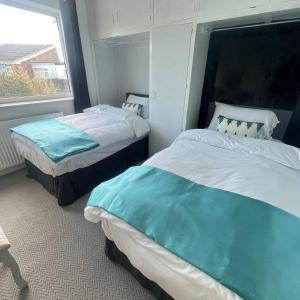 Postel nebo postele na pokoji v ubytování Stylish family home with cinema-style lounge near Blackpool